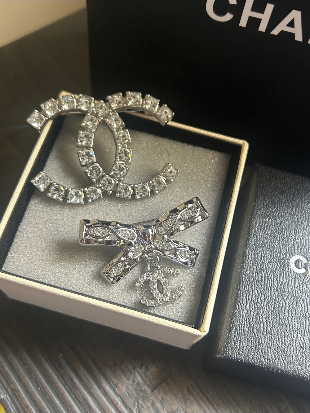CHANEL set of 2 brooches pins with box and bag - Picture 2 of 4